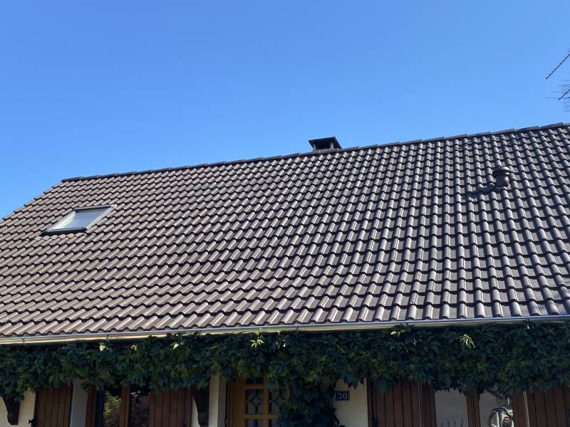 Nettoyage et application d’hydrofuge coloré brun sur le toit d’une maison à Chalon sur Saône proche Mâcon